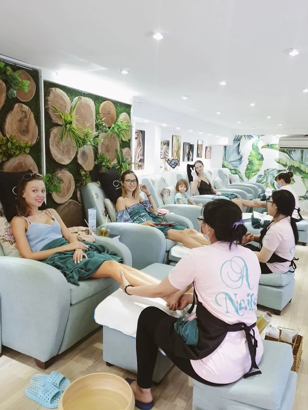 dong phuc nhan vien a nails luxury boutique