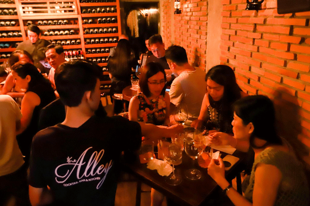 hinh anh ao thun the alley cocktail bar & kitchen