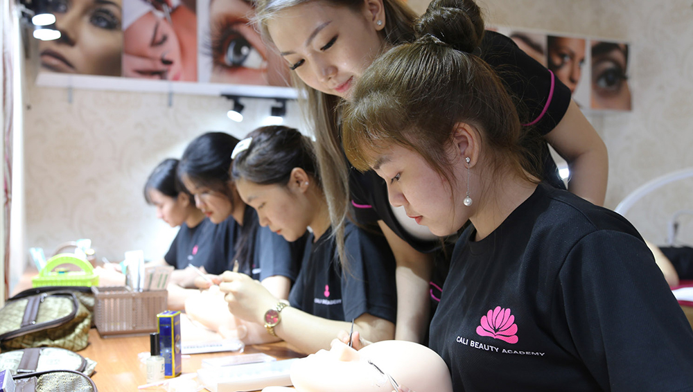 dong phuc hoc vien truong dao tao tham my cali - cali beauty academy