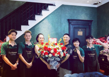 hinh anh tap de nhan vien le house coffee
