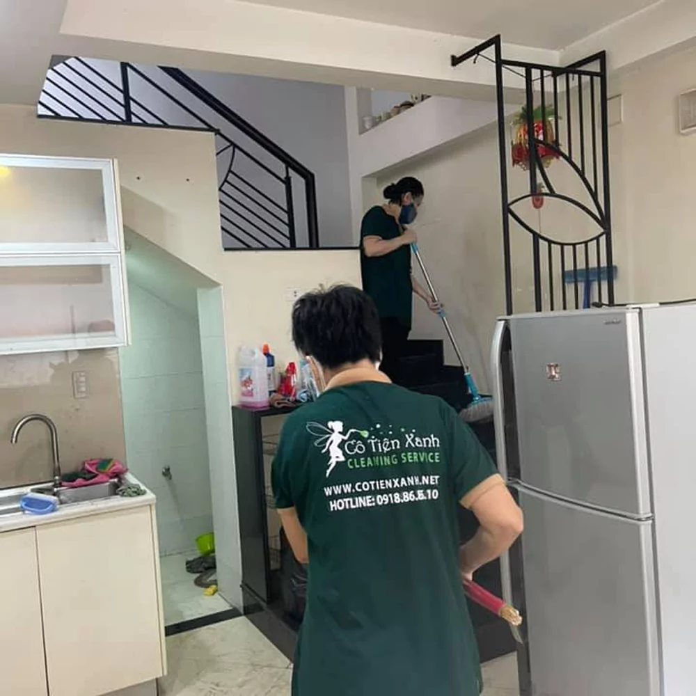 hinh anh dong phuc nhan vien co tien xanh cleaning service